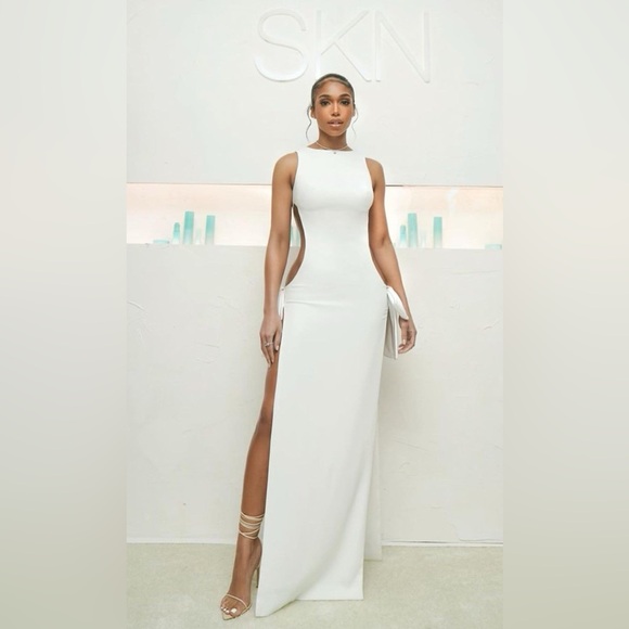 Monot cut out gown with bow - Picture 7 of 12